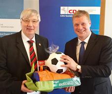 Generalsekretär Ulf Thiele MdL gratuliert dem CDA Landesvorsitzenden Gerhard Schrader (Foto: CDA)