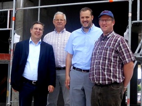 Bauherr Kuno W. R. Fischer (2. v. rechts) führte CDU-Bundestagskandidat Reinhard Hegewald (links) sowie CDU-Fraktionschef Helmut Bongartz (2.v.links) und CDU-Ratsherrn Albert Ohling durch den Rohbau