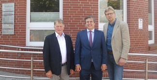 CDU-Bundestagskandidat Reinhard Hegewald (Mitte) ließ sich von Bürgermeister Fredy Fischer (rechts) und dem stellvertretenden Bürgermeister Erwin Erdmann (CDU) über die Entwicklung in Großheide informieren